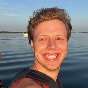 Samuel van der Poel, met achter hem het water bij avondlicht
