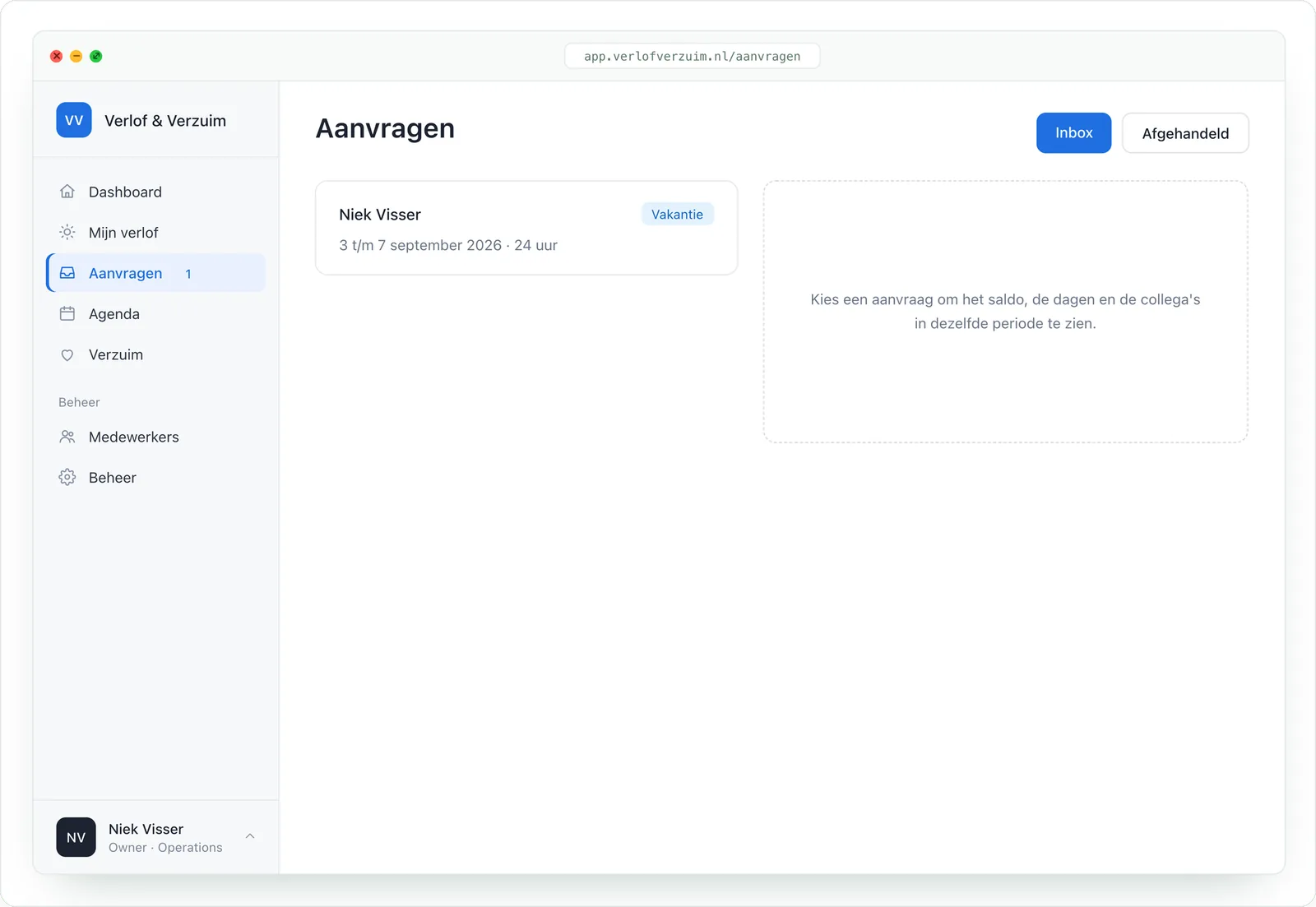 Aanvragen: een inbox met de openstaande aanvraag links, en rechts ruimte voor het saldo, de dagen en de collega's in dezelfde periode.